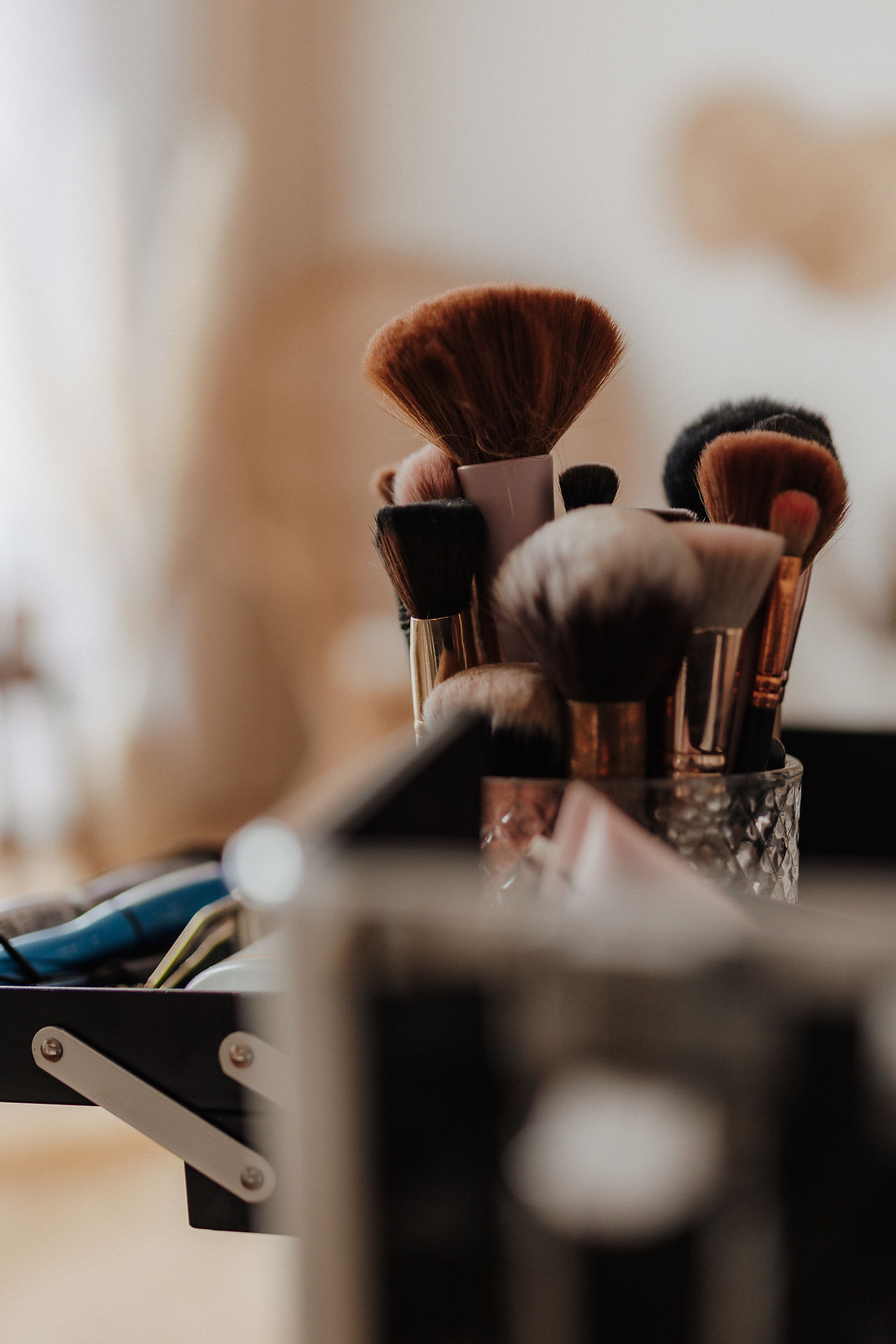 Professionelles Styling Haare und Make-up vor dem Fotoshooting bei Jessica Kleeberg Fotografie Hamburg