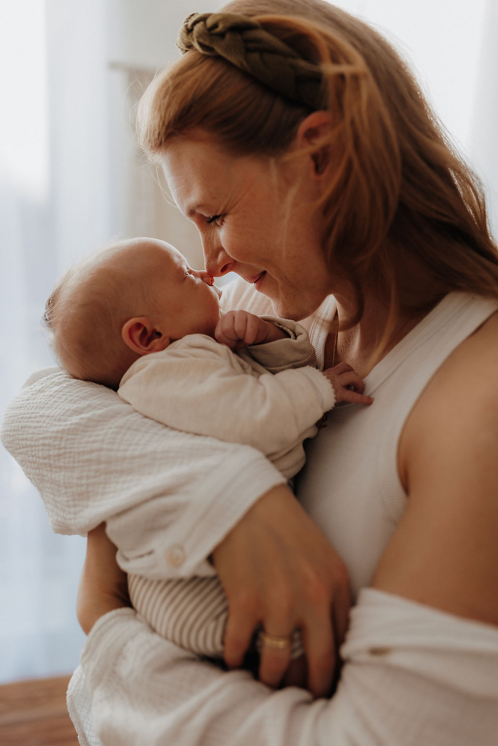 Mutter mit Baby bei einem Neugeborenen-Fotoshooting im Tageslichtstudio von Jessica Kleeberg Fotografie in Hamburg Rahlstedt.
