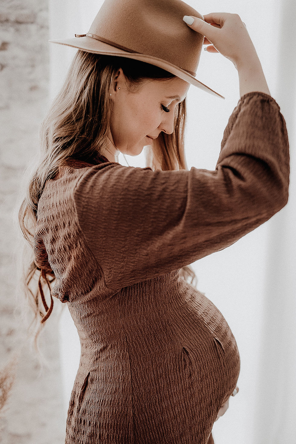 Schwangere Frau bei einem Foto-Shooting im Tageslichtstudio von Jessica Kleeberg Fotografie in Hamburg Rahlstedt.