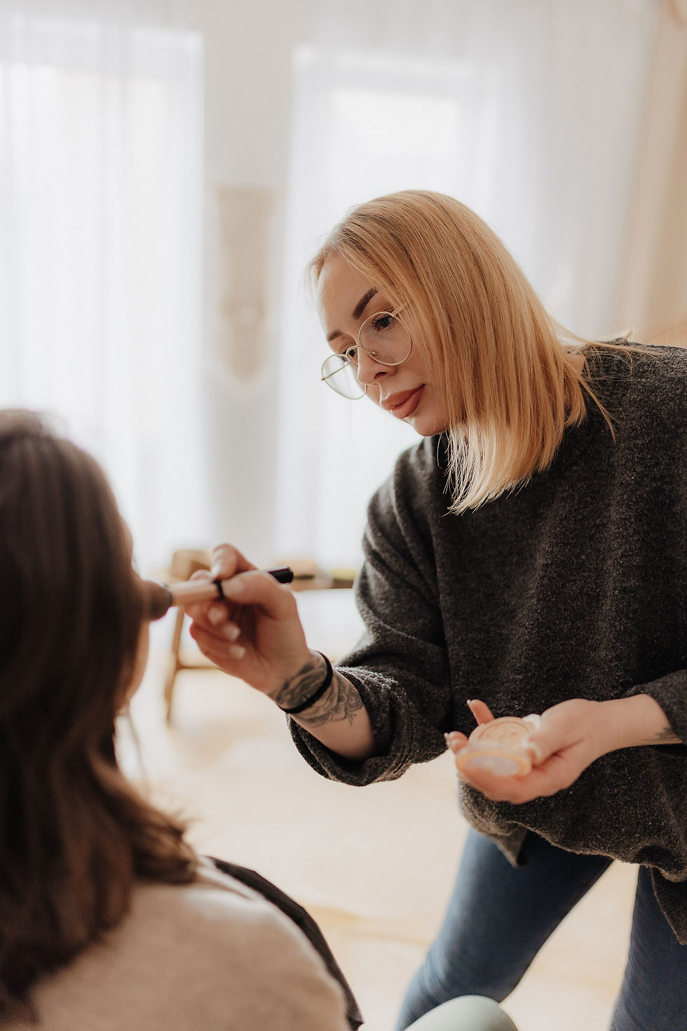 Stylistin Janine beim professionellem Make-up vor dem Fotoshooting im Tageslichtstudio Hamburg Rahlstedt