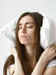 Mulheres Cansadas: Sua Noite Mal Dormida é Mais Perigosa do que Você Imagina
