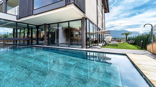 Hotel Christof_Pool mit Bergen im Hintergrund_M.jpg