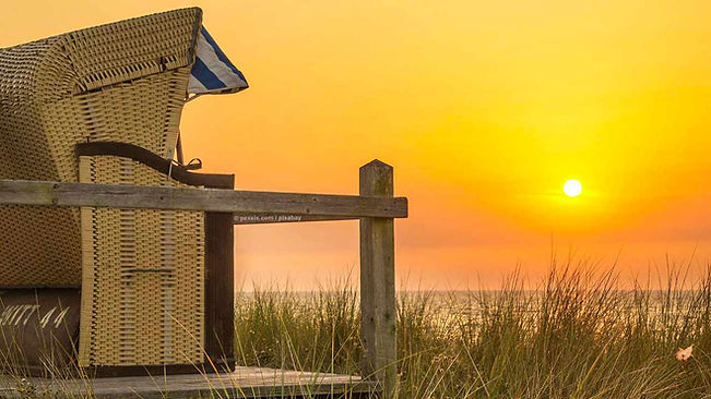 Strandkorb bei Sonnenuntergang_M.jpg