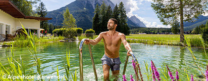 Alpenhotel_Karwendel_Mann im Badeteich2_S.jpg