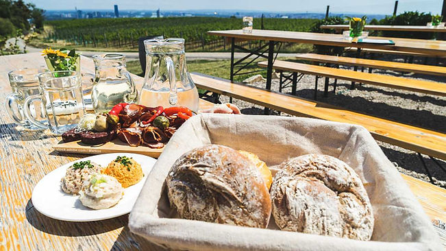 Brotzeit beim Heurigen_M.jpg