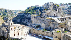 Zwischen Felsen und Himmel - die Basilika von Matera