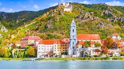 Postkartenmotiv Dürnstein: Der blaue Kirchturm inmitten der Weinberge