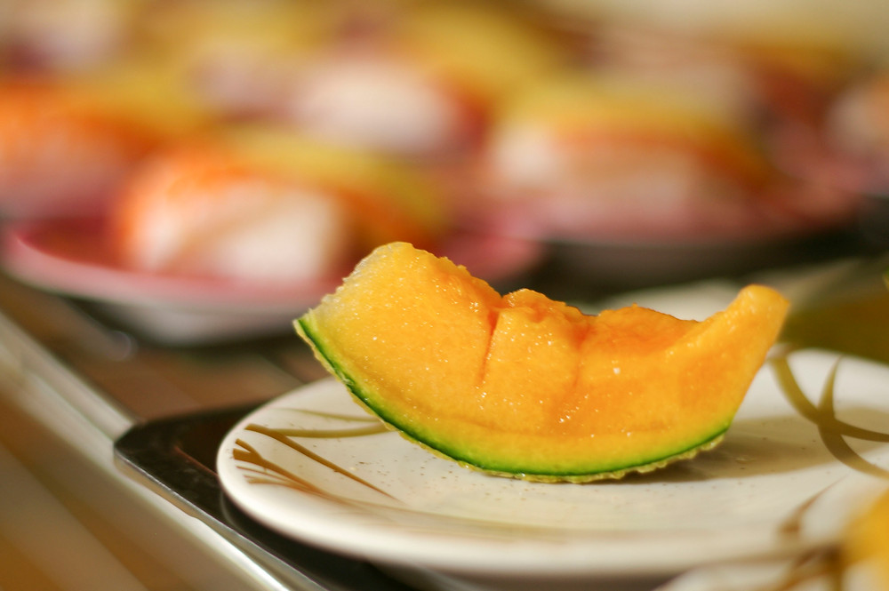 ヒルズかどいけの回転すしイベントに回ったメロン。美味しそう!