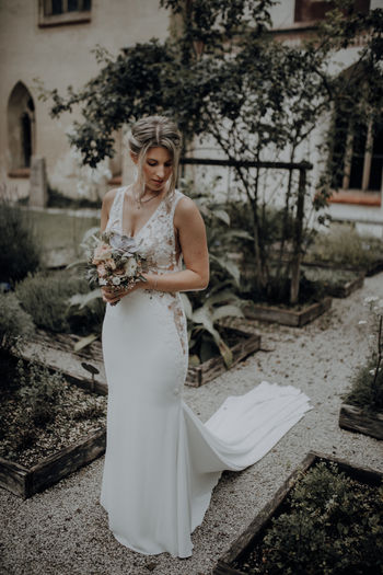creating-company-Braut-Brautkleid-Brautstrauß-Klosterhof-Garten