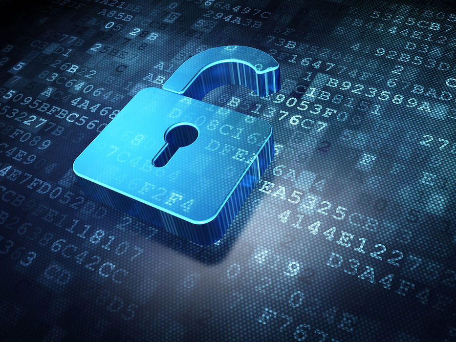 Candado azul en código digital; seguridad, protección de datos y privacidad.
