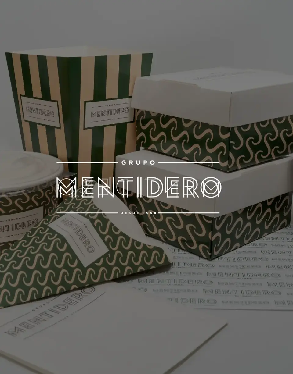 Bolsa promocional del 10º aniversario del Metro de Málaga con el logotipo y una tarjeta informativa sobre cómo viajar en metro. El diseño presenta colores rojo y verde, con el texto 'Metro Málaga'.