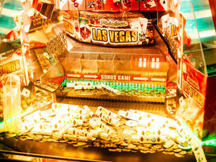 Máquina de apuestas en un casino con fichas y premios, ilustrando el sistema de apuestas en España.