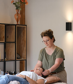 Renate geeft reiki hoofd_edited.jpg
