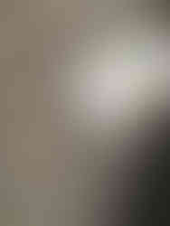 Mooie vis kijkt de verkeerde kant op om de krant te kunnen lezen