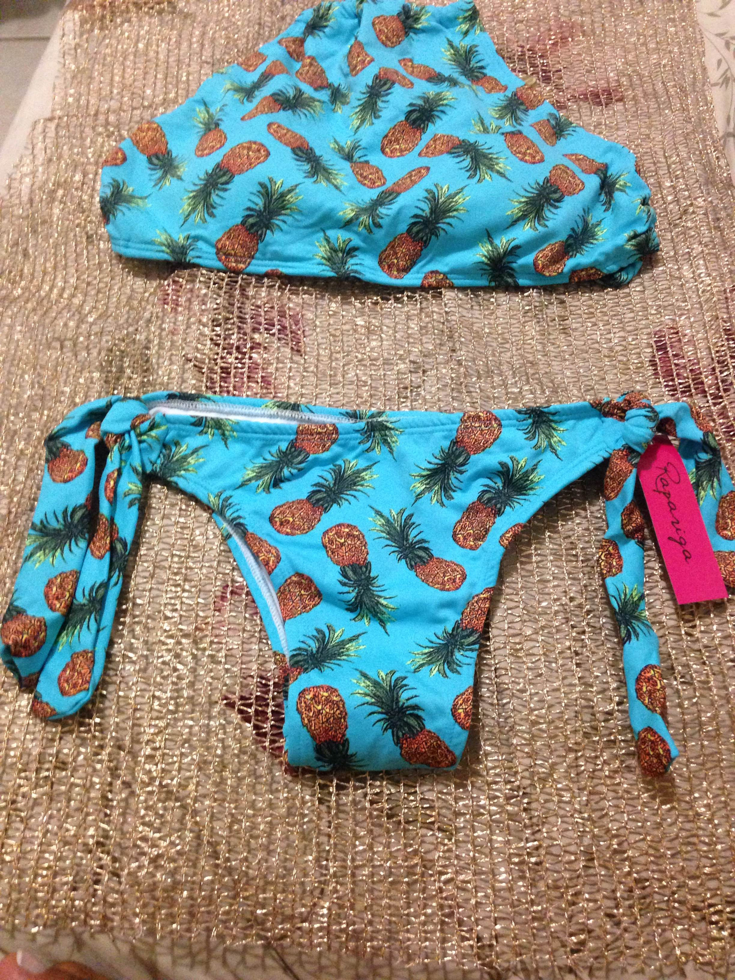 Conjunto biquíni cropped com calcinha laço lateral estampa abacaxi azul céu