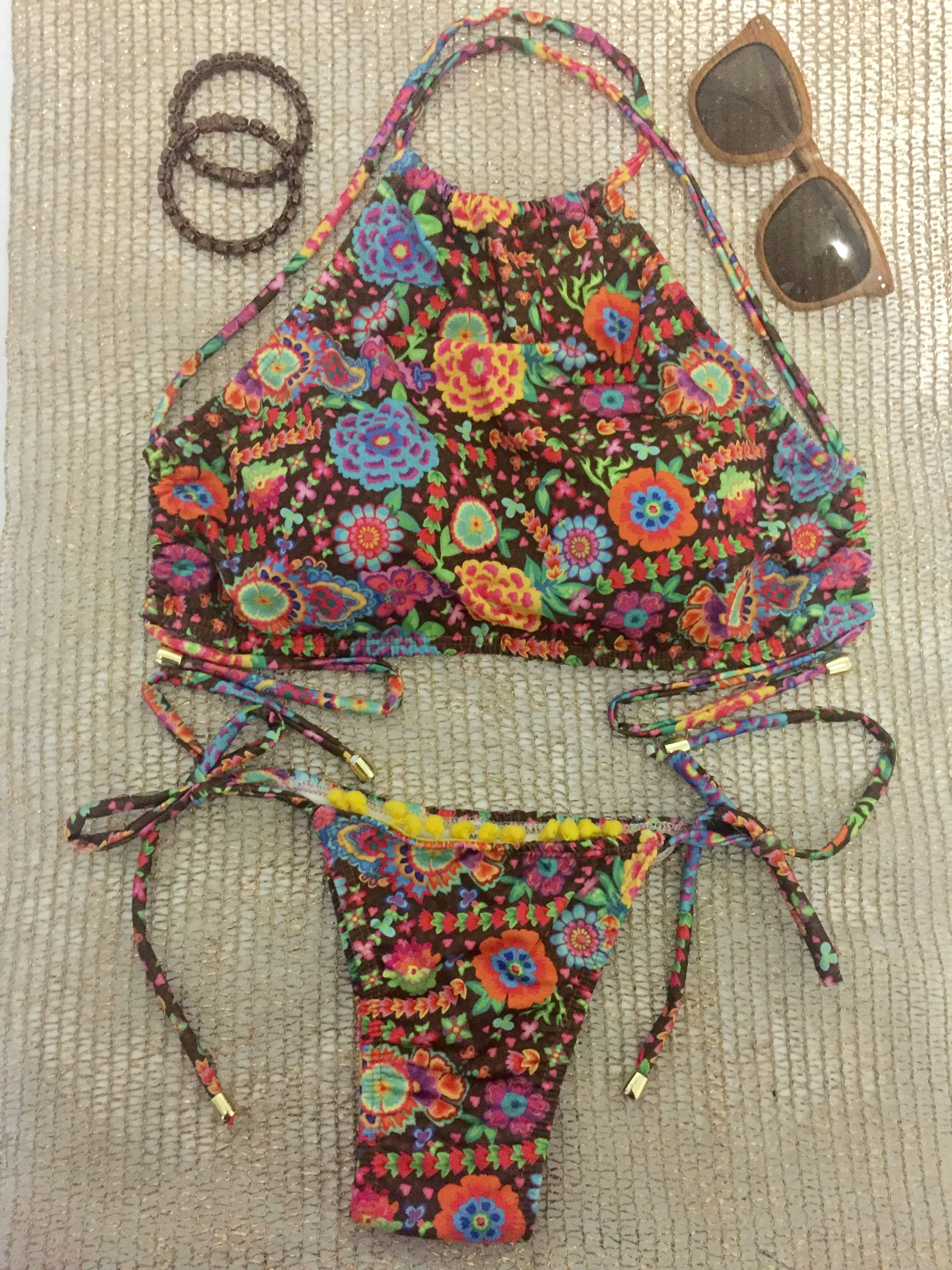 Conjunto biquíni cropped com bojo, estampa marrom floral.