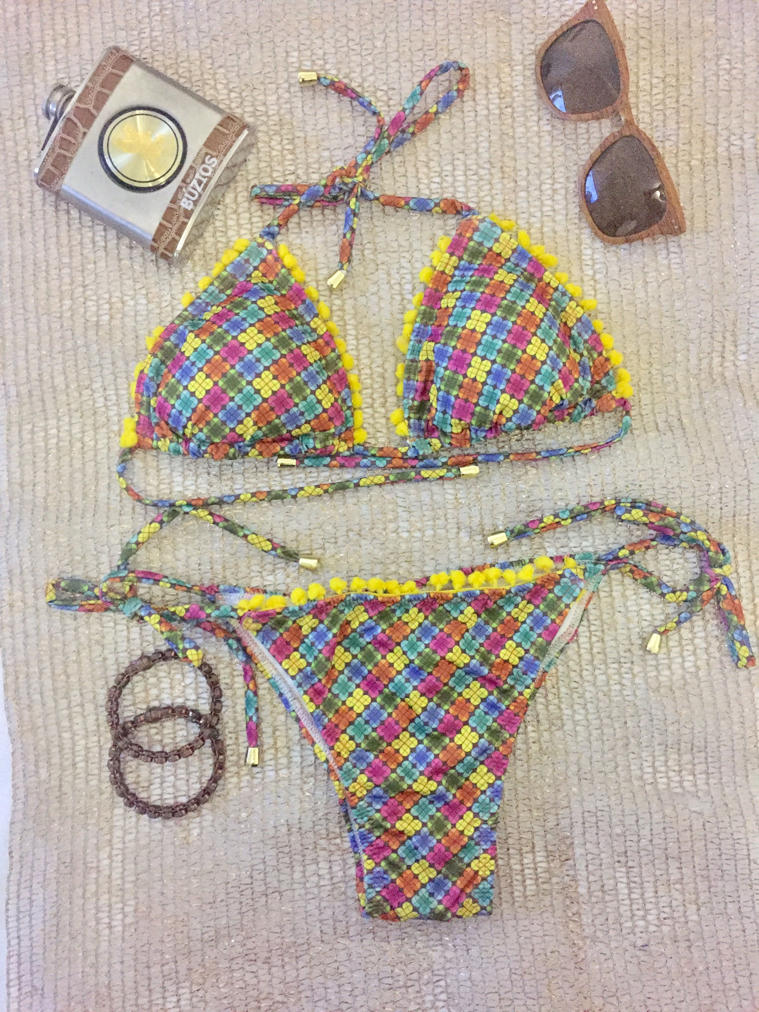 Conjunto biquíni cortininha modelo frufru, estampa trevo color.