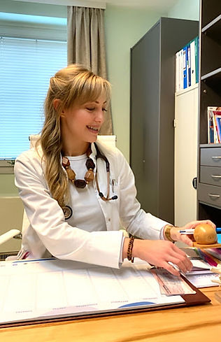 Dr. Lisa-Marie Mathais - Ärtzin am Arbeitsplatz