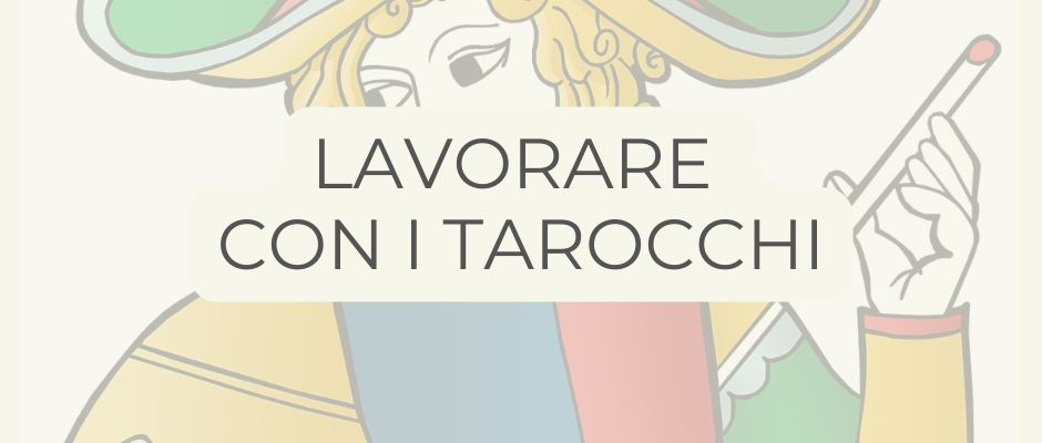 Titolo dell'articolo e sullo sfondo il Bagatto dei Tarocchi di Marsiglia