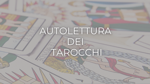 Carte dei Tarocchi sullo sfondo e in primo piano titolo dell'articolo sull'Autolettura dei Tarocchi