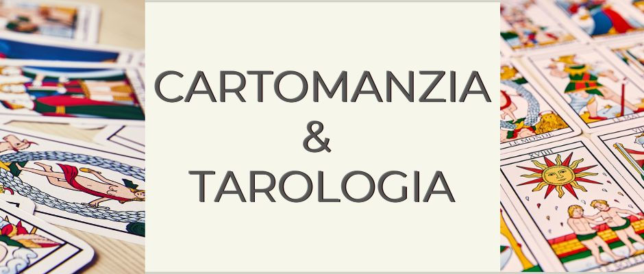 In centro il titolo dell'articolo: "Cartomanzia e Tarologia". Ai lati: carte dei Tarocchi sparse sul tavolo