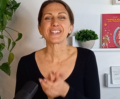 Ilaria Boero, insegnante di Tarocchi e Tarologa Professionista, sorride mentre insegna