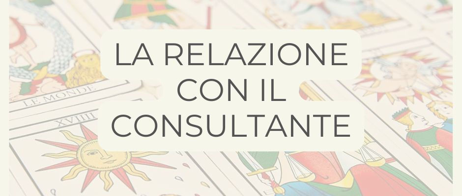 Titolo del post "La relazione con il consultante" e sullo sfondo carte dei Tarocchi di Marsiglia disposte ordinatamente