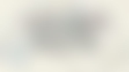 Semicerchio di Tarocchi di Marsiglia con penna e piantina in secondo piano, dietro al titolo