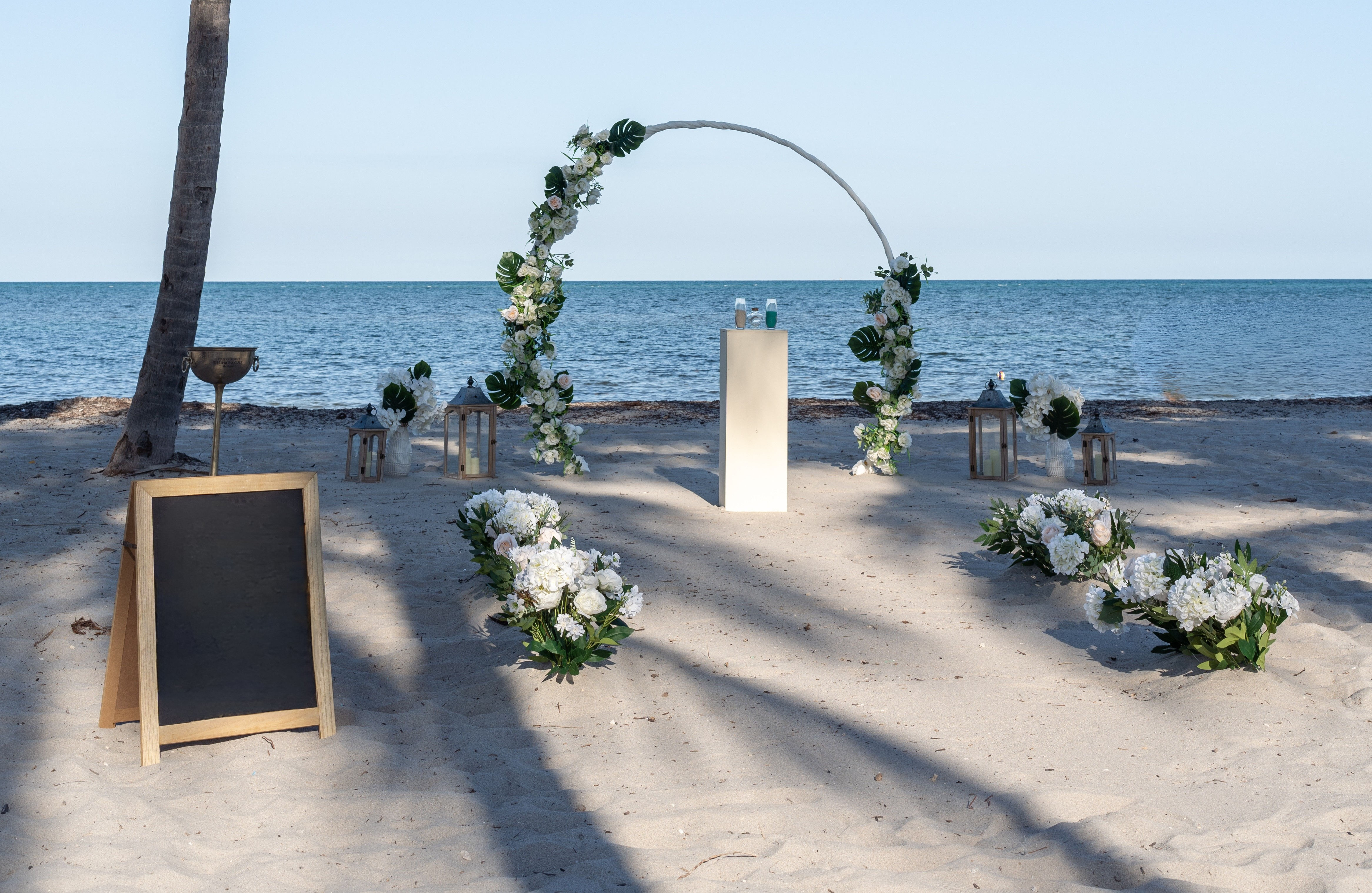 Botanic decoration package with rounded arch, fabric and white floral arrangement