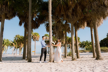 Couple ayant renouveler leur voeux au milieu des palmiers sur la plage à Miami
