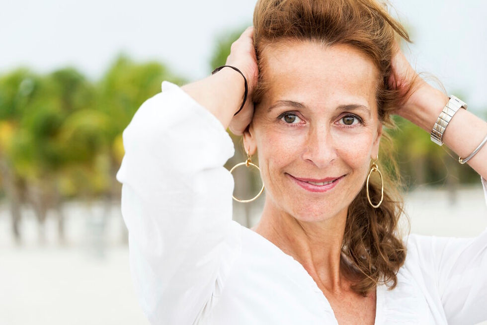 Frau um die 50 in den Wechseljahren