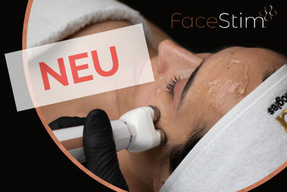 Frau bei der FaceStim® Behandlung
