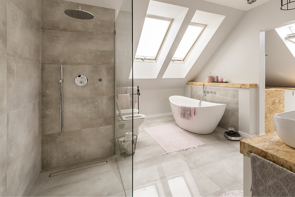 Geflieste Dusche im Badezimmer