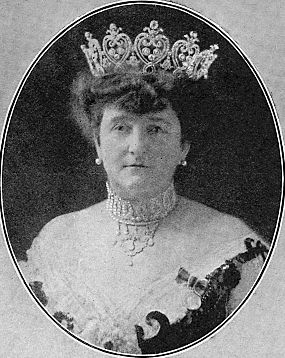 Consuelo Yznaga com seu diadema em formato de "C"s entrelaçados.