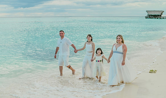 Argentinian family celebrating their daughter’s 15th birthday during a photoshoot on Dominicus Beach in Bayahibe