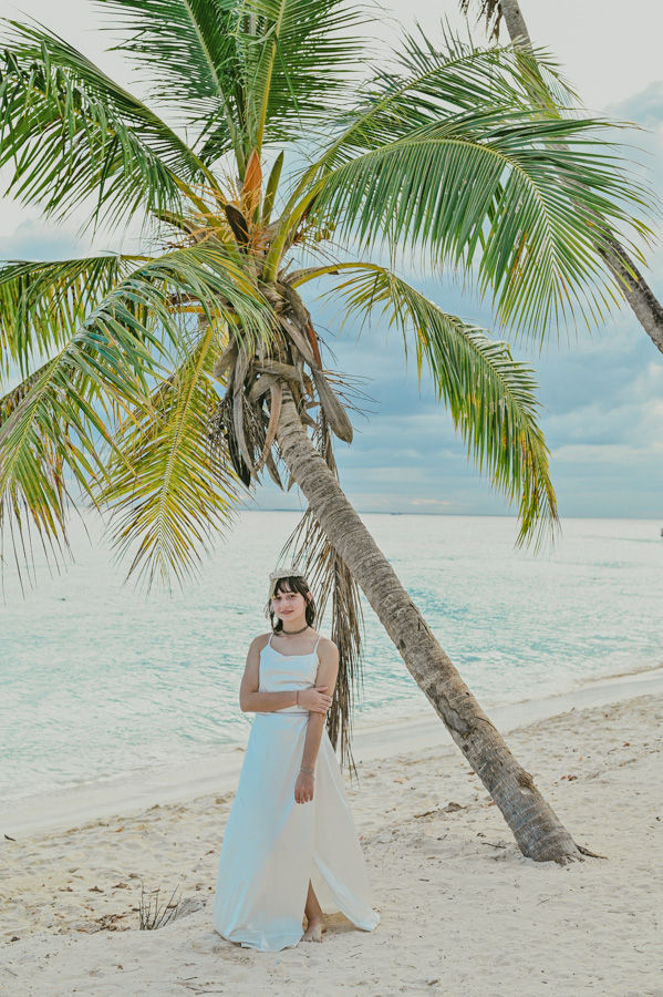 Joven celebrando sus quince años durante una sesión de fotos al atardecer en Playa Dominicus.