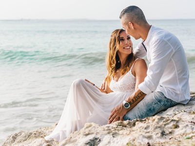 Punta Cana fotografo de boda y de sesiones de fotos en la playa como esa pareja de recién casados esposo y esposa