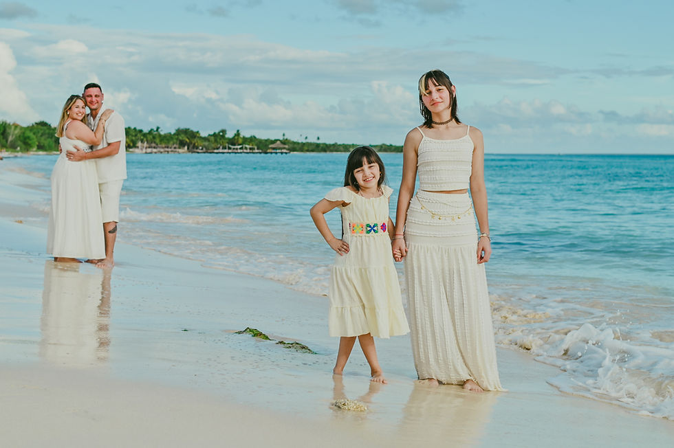 Padres abrazándose durante unas vacaciones familiares en República Dominicana.