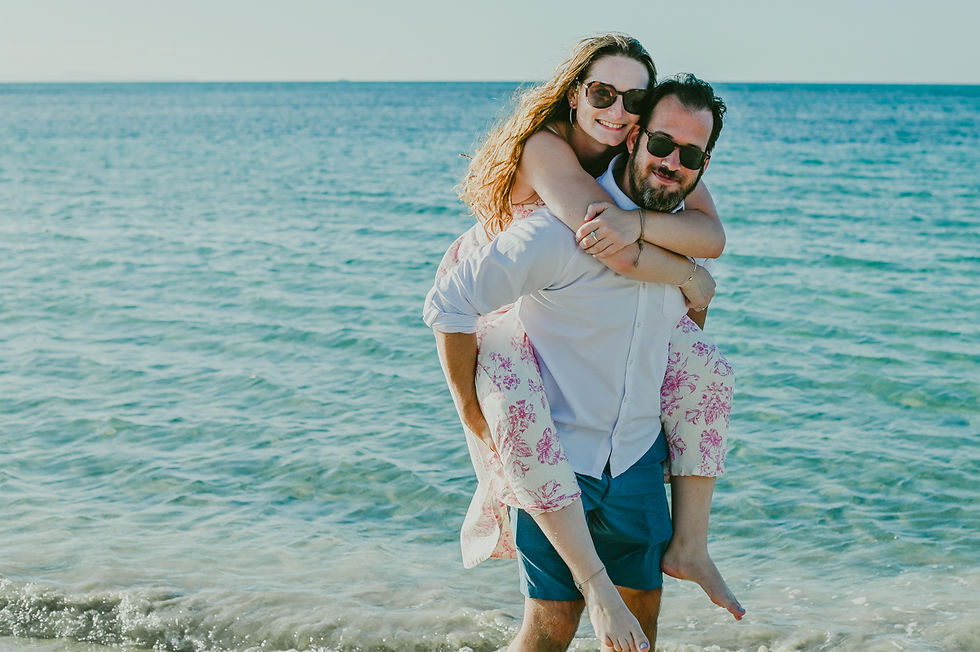 Pareja jugando frente al mar Caribe durante una sesión de fotos familiar en Miches