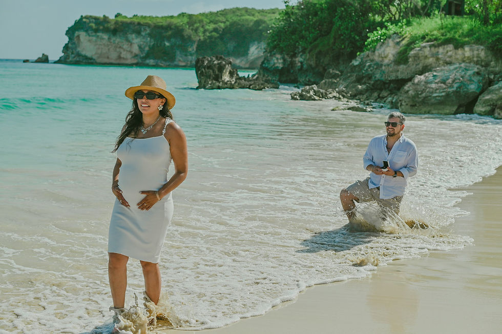 Pedro sorprende a María con una propuesta de matrimonio durante su sesión de embarazo en Playa Macao, Punta Cana.