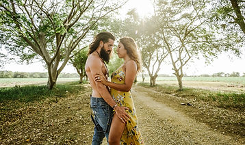 Sesión de fotos en el campo de La Romana Bayahibe de una pareja linda tipo hipster, barbudo y torso desnudo