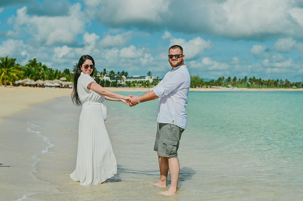 Pareja uruguaya frente a frente y tomada de las manos en la orilla de Playa Macao, Punta Cana.