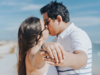 Anillo de boda en esa sesión de fotos de compromiso frente al mar de Punta Cana