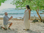Hombre arrodillado pidiendo matrimonio a su pareja durante una propuesta de matrimonio sorpresa en una playa de Bayahibe, República Dominicana.
