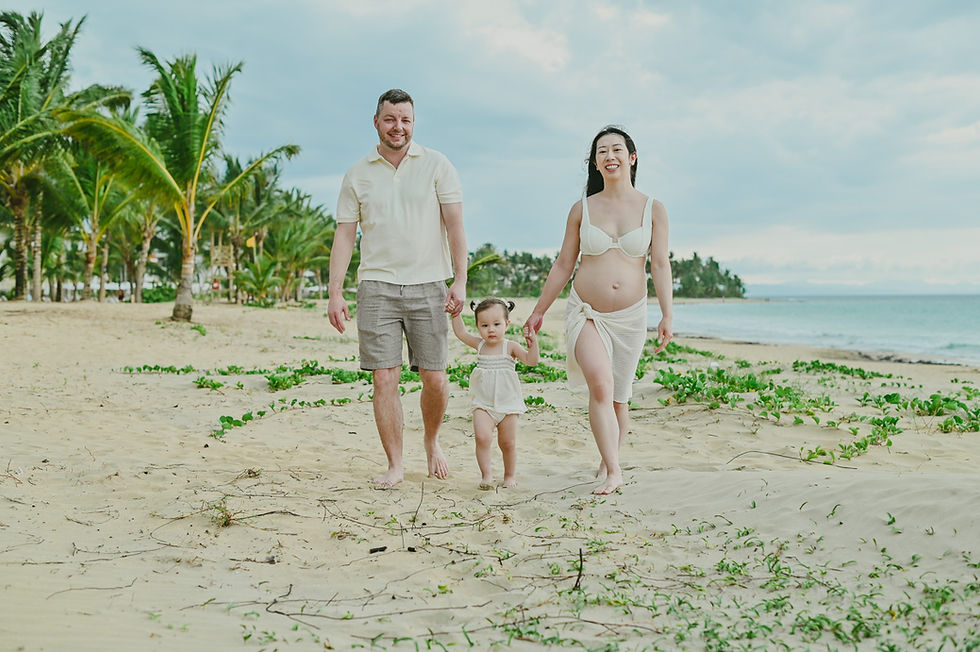 Familia caminando por Playa Esmeralda durante una sesión de embarazo en Miches República Dominicana junto al Dreams Playa Esmeralda Resort.