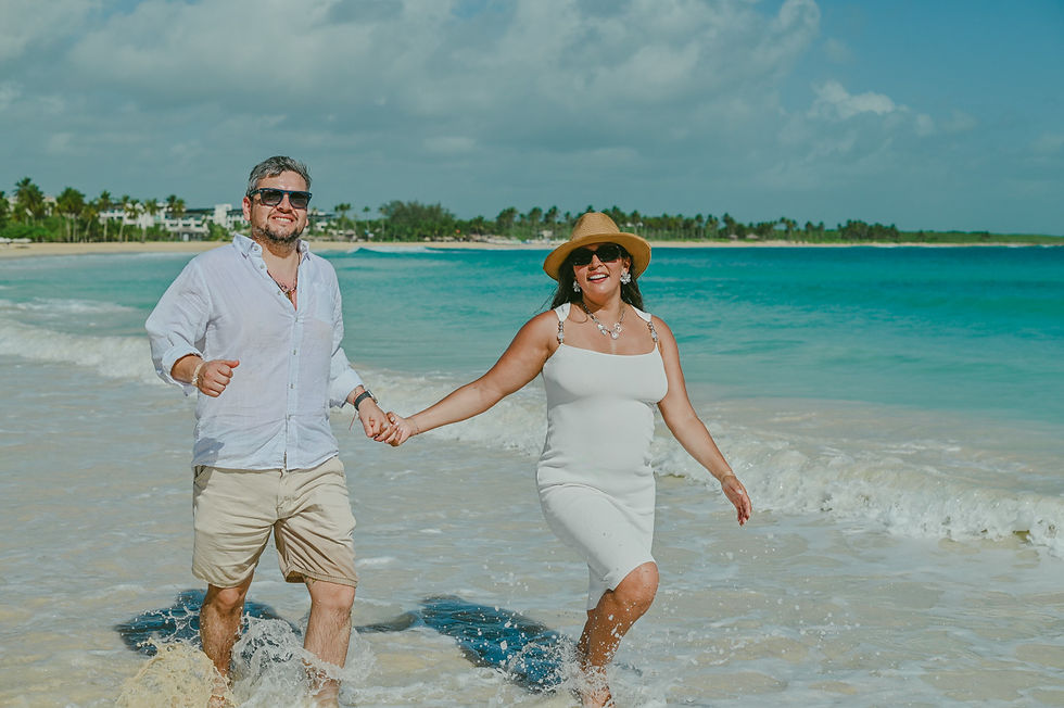 María y Pedro caminando por el mar Caribe después de su propuesta de matrimonio en Playa Macao.