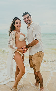Expecting couple during a maternity photoshoot in Bávaro, Punta Cana, in front of Impressive Punta Cana.
