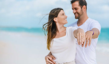 Anillo de boda en primer plano exhibido por las manos de la pareja recien casada durante una sesion de fotos de pareja en Punta Cana