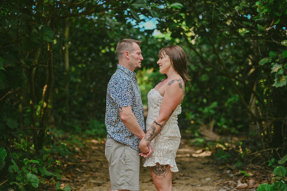 primer plano pareja tatuada tomados de la mano mirandose en sesion romantica en Excellence Punta Cana