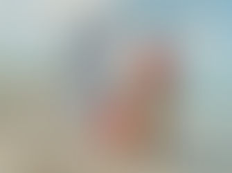 Familia caminando por la orilla de Playa Macao con su bebe de un ano durante una sesion de fotos familiar en Punta Cana, con el hotel Dreams Macao Beach de fondo en Republica Dominicana